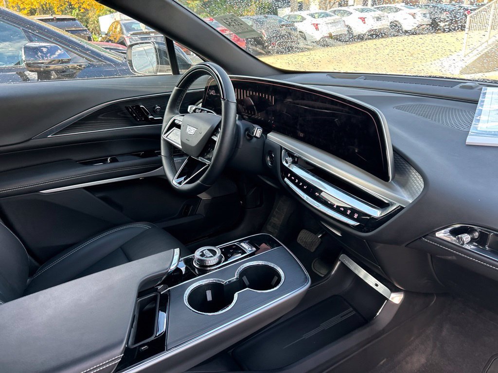Used 2025 Cadillac Lyriq Luxury w/ LPO, Floor Liner Package AWD/4WD image 8