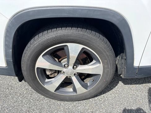 Used 2019 Jeep Cherokee Limited FWD image 11