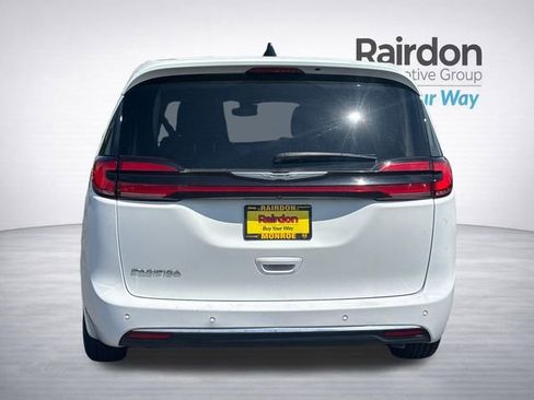 Used 2023 Chrysler Pacifica Touring-L FWD image 5