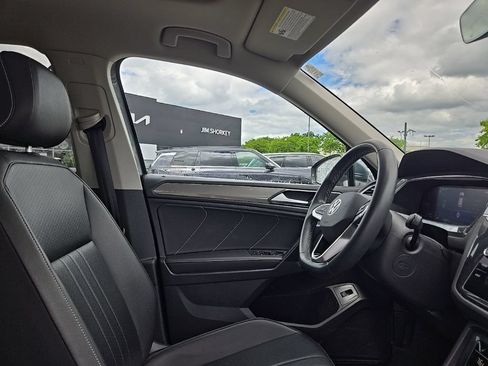 Used 2022 Volkswagen Tiguan SE AWD/4WD image 36