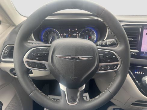 Used 2023 Chrysler Pacifica Touring-L FWD image 14
