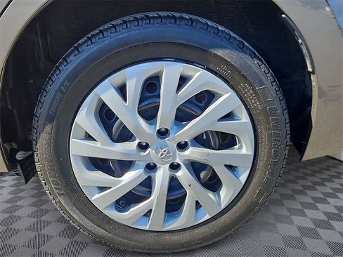 Used 2017 Toyota Corolla LE image 6