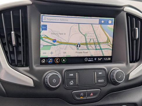 Used 2024 GMC Terrain SLT w/ Infotainment Package II image 9