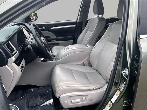 Used 2018 Toyota Highlander XLE AWD/4WD image 7