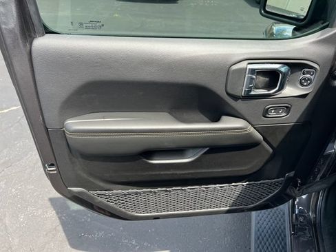 Used 2025 Jeep Wrangler Unlimited Sahara AWD/4WD image 10