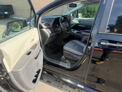 Used 2024 Toyota Sienna XLE FWD image 20