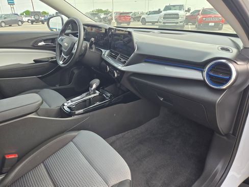 Used 2025 Chevrolet Trax LT w/ Driver Confidence Package FWD image 20