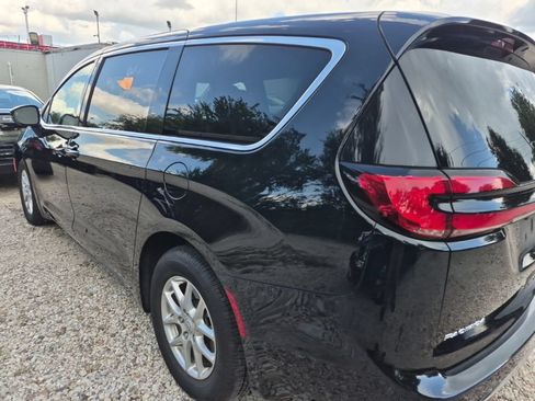 Used 2025 Chrysler Pacifica Select FWD image 2