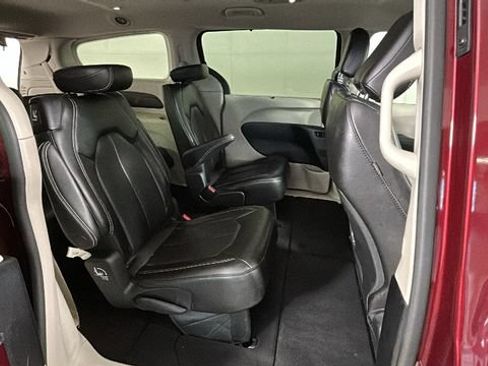 Used 2023 Chrysler Pacifica Touring-L FWD image 30