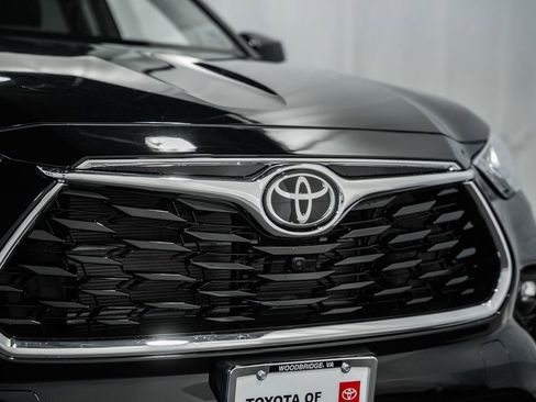 New 2026 Toyota Highlander Platinum image 12