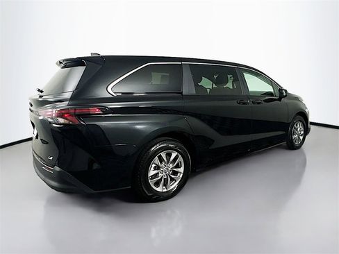 Used 2025 Toyota Sienna LE image 12