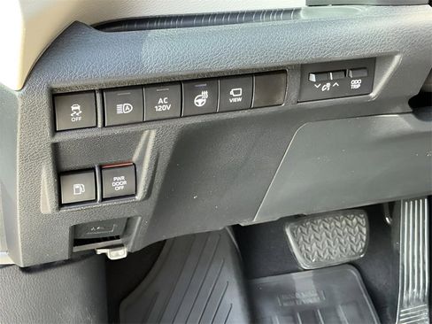 Used 2021 Toyota Sienna Platinum image 28