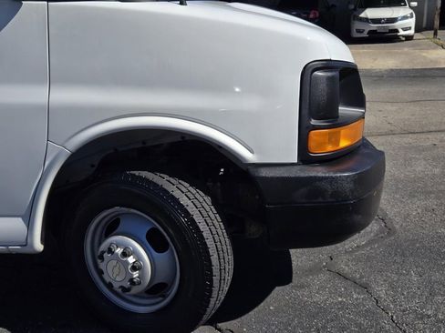 Used 2005 Chevrolet Express 3500 image 12