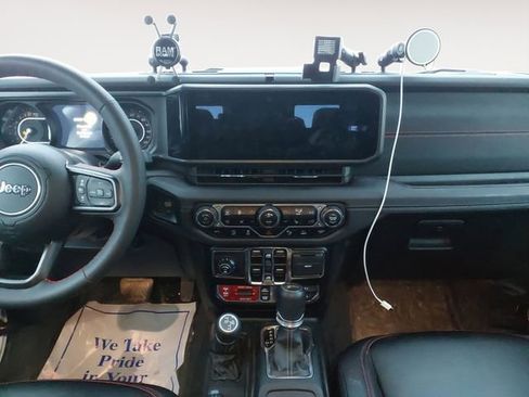 Used 2024 Jeep Gladiator Rubicon AWD/4WD image 11
