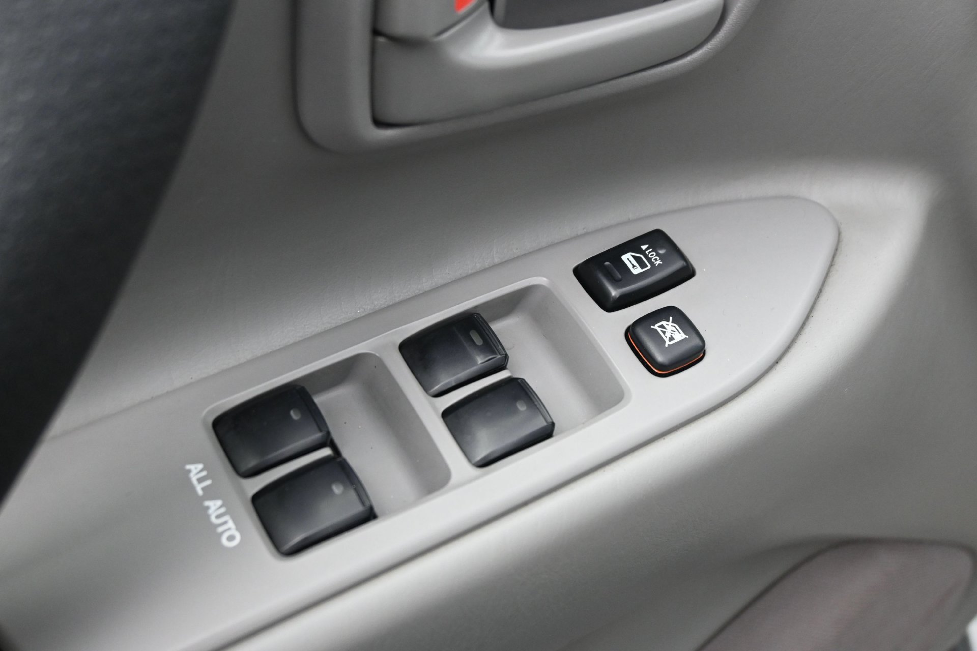 Used 2005 Toyota Land Cruiser AWD/4WD image 19
