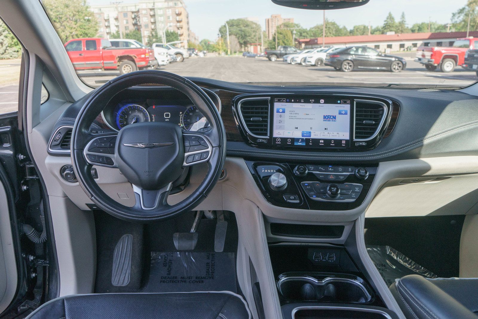 Used 2022 Chrysler Pacifica Limited FWD image 12