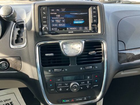 Used 2014 Chrysler Town & Country Touring-L w/ Driver Convenience Group image 19