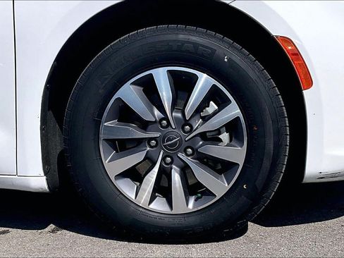 Used 2023 Chrysler Pacifica Touring-L FWD image 9