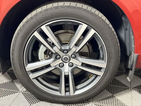 Used 2021 Volvo XC60 T5 Momentum w/ Premium Package image 19