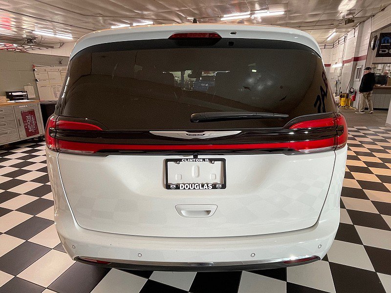 Used 2026 Chrysler Pacifica Select FWD image 5