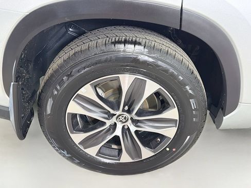 Used 2022 Toyota Highlander XLE AWD/4WD image 29