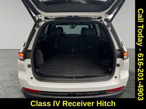 Used 2025 Jeep Grand Cherokee Altitude image 13