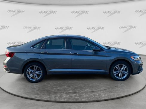 Used 2024 Volkswagen Jetta SE w/ Panoramic Sunroof Package FWD image 9