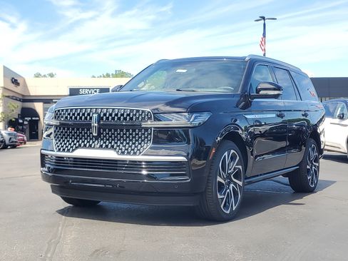 New 2026 Lincoln Navigator Reserve AWD/4WD image 2