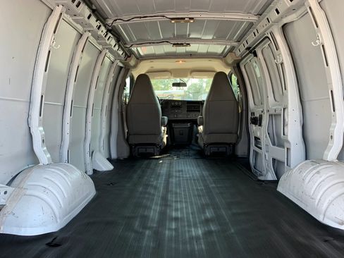 Used 2018 Chevrolet Express 2500 w/ Driver Convenience Package RWD image 33
