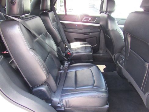 Used 2017 Ford Explorer XLT w/ Equipment Group 202A AWD/4WD image 38