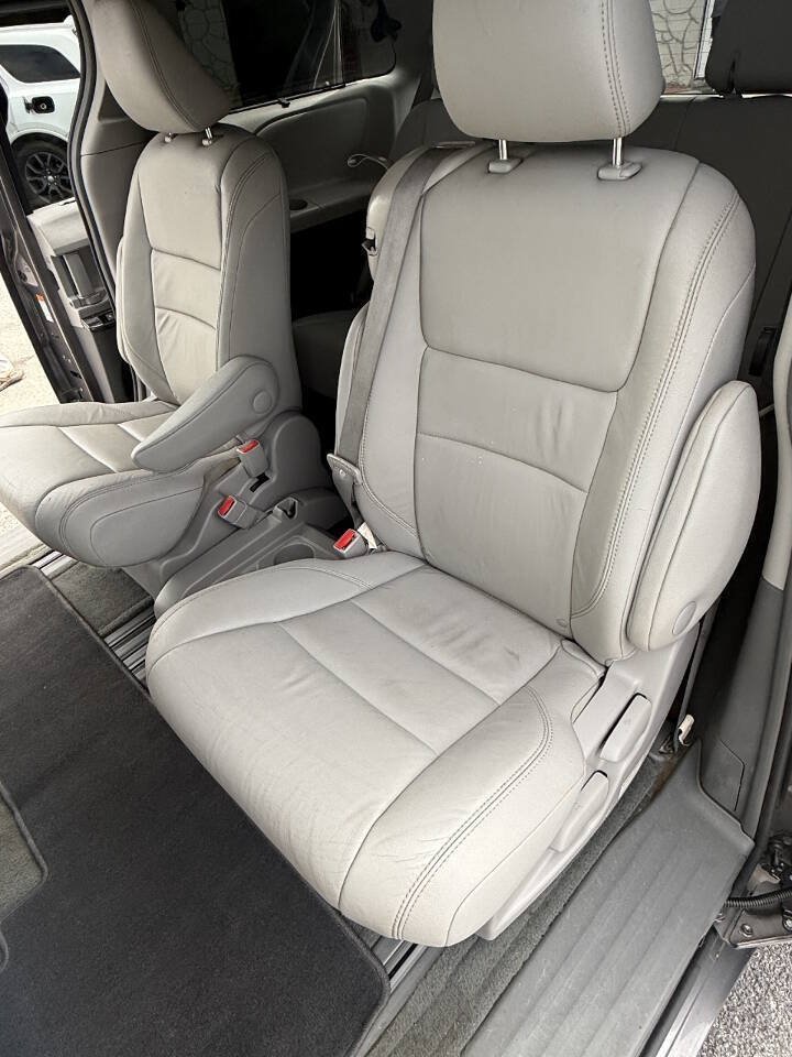 Used 2015 Toyota Sienna XLE w/ XLE Navigation Package FWD image 9
