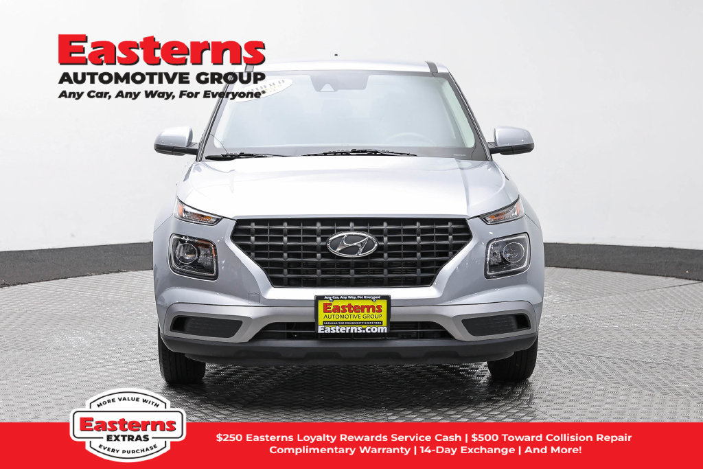 Used 2022 Hyundai Venue SE FWD image 3