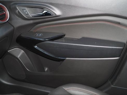 Certified 2025 Chevrolet Trax RS w/ Sunroof Package image 28