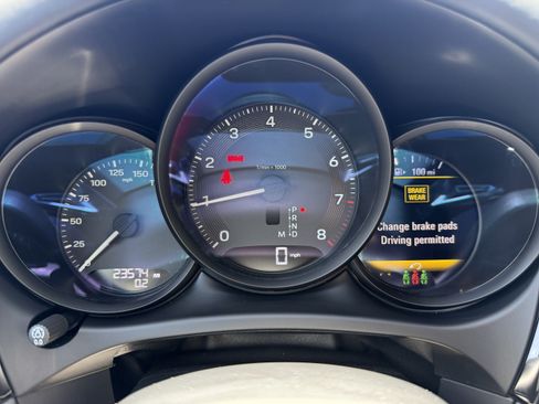 Certified 2023 Porsche Macan AWD/4WD image 35