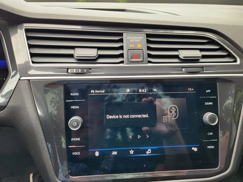 Certified 2024 Volkswagen Tiguan SE image 35