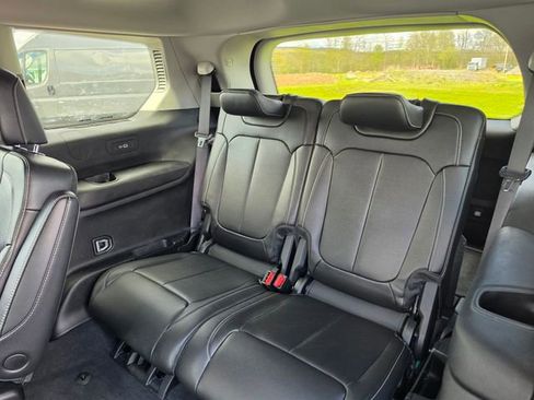 Used 2023 Jeep Grand Cherokee L Limited AWD/4WD image 9