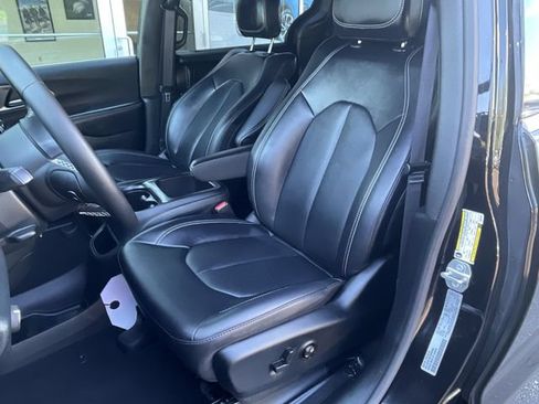 Used 2025 Chrysler Pacifica Select FWD image 18