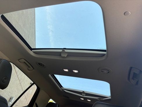 Used 2018 Chevrolet Traverse Premier w/ Driver Confidence II Package FWD image 4