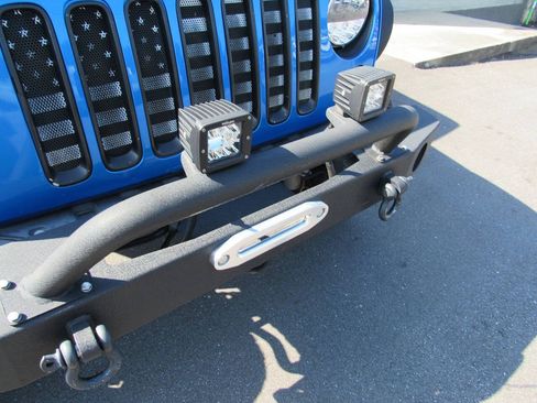Used 2016 Jeep Wrangler Unlimited Sahara w/ Connectivity Group AWD/4WD image 18