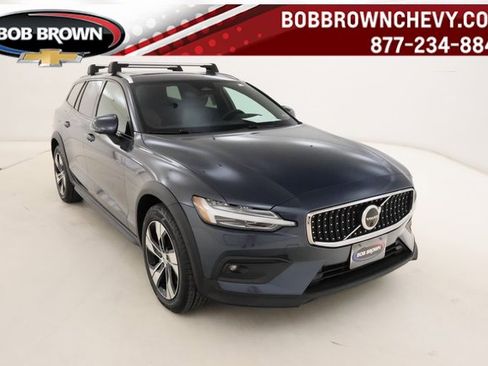 Used 2023 Volvo V60 B5 Cross Country Plus image 1