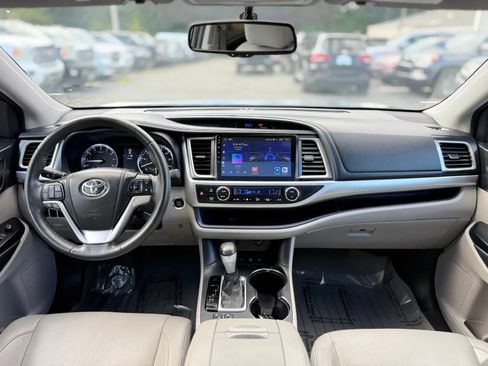 Used 2014 Toyota Highlander XLE AWD/4WD image 16