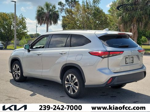 Used 2022 Toyota Highlander XLE FWD image 4