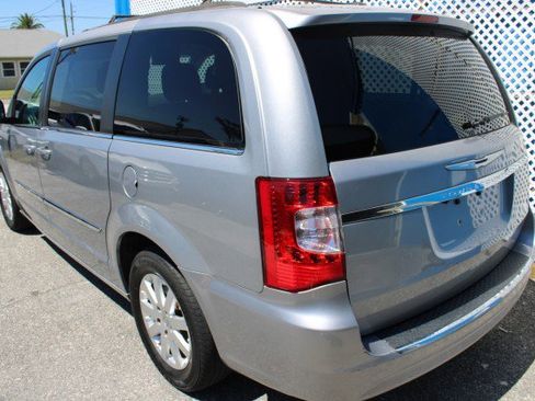 Used 2015 Chrysler Town & Country Touring FWD image 7