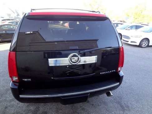 Used 2011 Cadillac Escalade Premium image 7