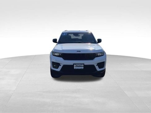 Used 2025 Jeep Grand Cherokee Altitude AWD/4WD image 3