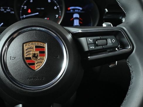 Certified 2025 Porsche Macan image 12