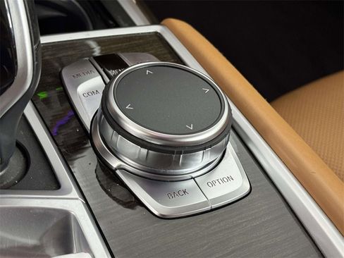 Used 2022 BMW 750i xDrive image 30