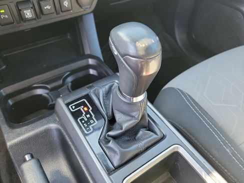 Used 2020 Toyota Tacoma TRD Sport w/ Technology Package image 29