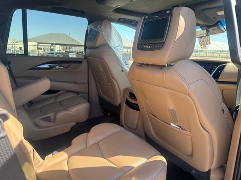 Used 2018 Cadillac Escalade Platinum image 8