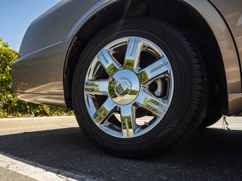 Used 2006 Cadillac DTS w/ Sun And Sound Package FWD image 24